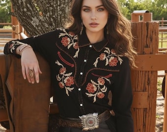 Blusa vaquera negra de manga larga con bordado floral estilo western para mujer: ideal para rodeos, conciertos country y eventos en Nashville.