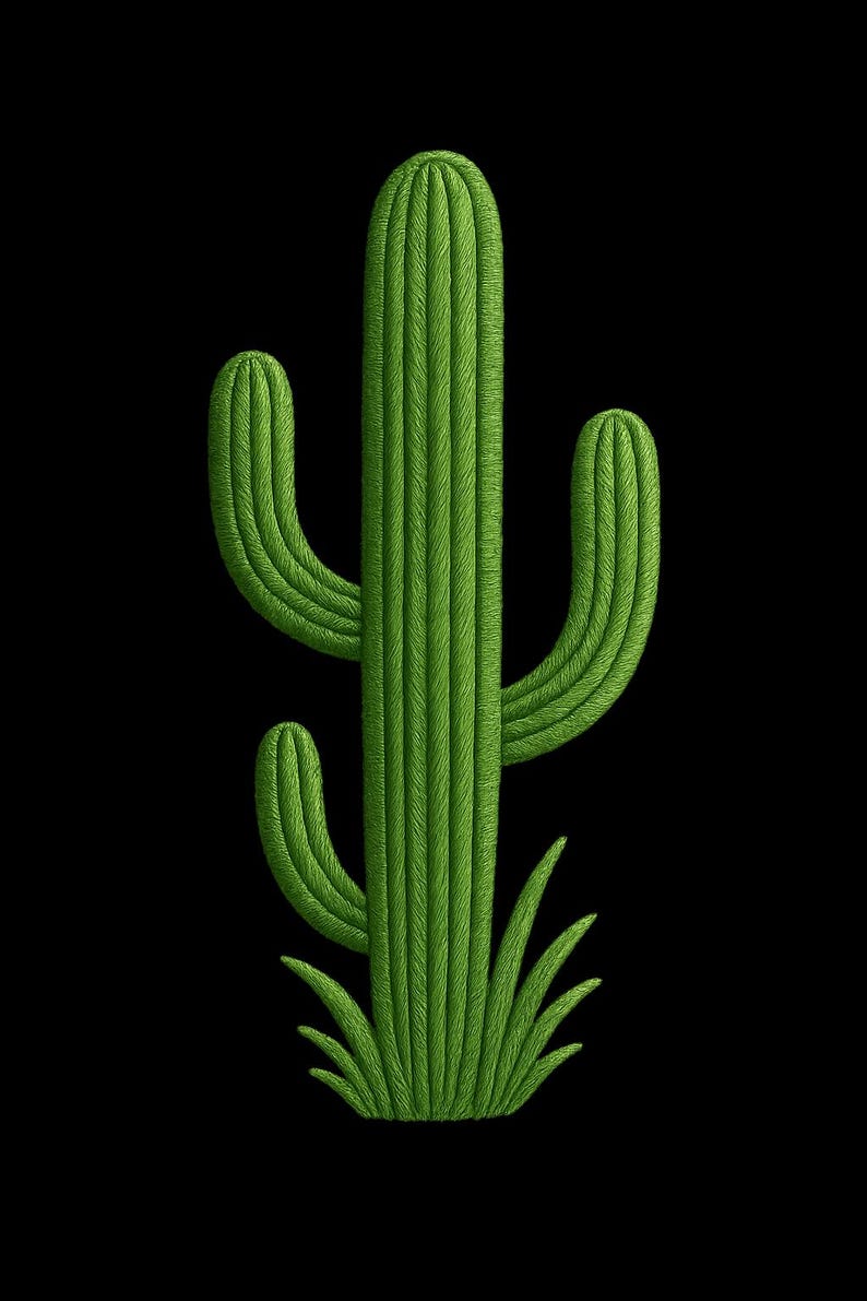 以下が含まれることがあります： 黒い背景に、詳細な緑色のサボテンのイラスト。サボテンは、湾曲した腕と基部に草の束を持つ、背の高い中央の茎が特徴です。デザインは、テクスチャード加工された刺繍の外観をしています。
