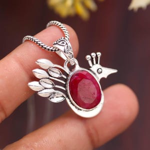 Handgefertigter Rubin-Pfauenanhänger, Tieranhänger aus 925er Sterlingsilber, Statement-Schmuck mit rohem Rubin, Geburtsstein-Geschenk für Juli