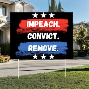 Puede incluir: Un letrero de jardín negro con las palabras "IMPEACH. CONVICT. REMOVE." en texto blanco. Las palabras están separadas por pinceladas rojas y azules, con estrellas blancas arriba y abajo del texto. El letrero se muestra en un césped verde.