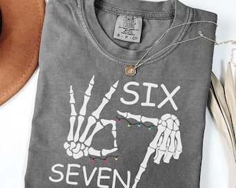 Comfort Colors® 6 7 Lustiges trendiges Shirt, Sechs Sieben Meme Shirt, lustiges Skelett Hände Shirt, lustiges 67 Paare T-Shirt, 67 Meme Kinder Weihnachten Pullover