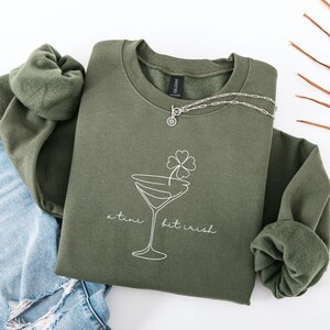 En liten bit irländsk tröja, minimalistisk St Patrick's Day-tröja, unisex shamrocktröja, söt 90-tals St Patrick's Day-outfit