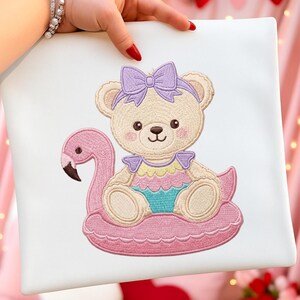 Niedliches Teddybär-Flamingo-Floß-Stickerei-Design, Sommer-Baby-Bär-Aufnäher, Pool Floss-Tierstickerei, Kinder-Süße Bären-Stickerei