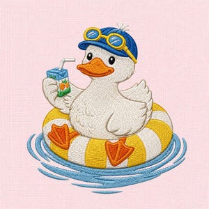 Puede incluir: Un diseño bordado de un pato blanco con gorra azul y gafas amarillas, flotando en un flotador de rayas amarillas y blancas sobre ondas de agua azul. El pato sostiene un pequeño envase de jugo azul con un gráfico naranja y una pajita blanca.
