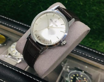 Jaeger LeCoultre Club vintage: esfera plateada. Cuerda manual, correa de piel marrón, fabricado en Suiza. Reloj de pulsera.