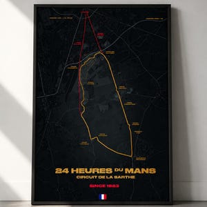 Puede incluir: Un póster vertical enmarcado que muestra un mapa negro del circuito de la Sarthe de las 24 Horas de Le Mans. La pista está delineada con líneas amarillas y rojas con etiquetas de texto. La parte inferior muestra el texto 24 HEURES DU MANS, CIRCUIT DE LA SARTHE, SINCE 1923 y una pequeña bandera francesa.