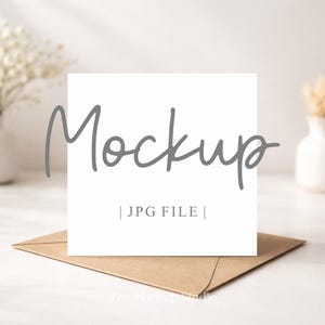 Peut inclure: Une carte carrée blanche avec le mot "Mockup" en écriture grise, posée sur une enveloppe marron. Le texte "| JPG FILE |" est en dessous du mot "Mockup". L'arrière-plan comprend des vases et des fleurs blancs.