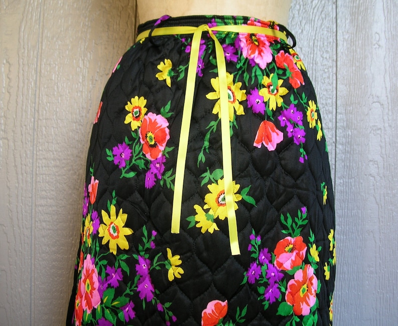 Vintage 70s MIDNIGHT BRIGHT BLOOMS Quilted Skirt