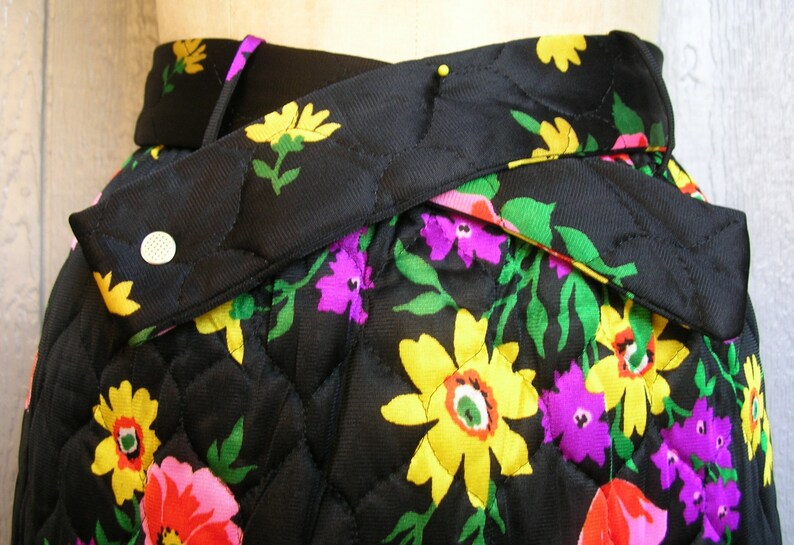 Vintage 70s MIDNIGHT BRIGHT BLOOMS Quilted Skirt