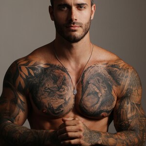 Pu&ograve; includere: Un uomo con la barba corta e capelli corti e scuri indossa una collana a catena d'argento con un ciondolo. Ha tatuaggi sul petto, sulle braccia e sulle spalle. I tatuaggi includono un leone, un gorilla e altri disegni.