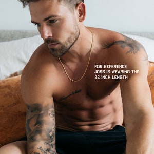 Puede incluir: Un collar de cadena de oro en una persona con tatuajes. Para referencia, Joss lleva la longitud de 22 pulgadas.