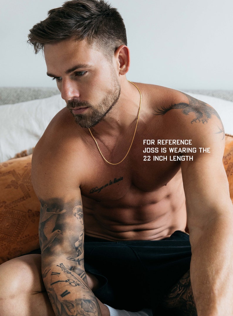 Puede incluir: Un collar de cadena de oro en una persona con tatuajes. Para referencia, Joss lleva la longitud de 22 pulgadas.