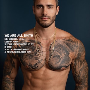 Puede incluir: Un hombre con tatuajes en el pecho y los brazos lleva varias cadenas de oro. El texto de la imagen dice "WE ARE ALL SMITH REFERENCE CHART. KEEP IN MIND: 1) YOUR HEIGHT (MODEL IS 6'1) 2) BUILT 3) NECK CIRCUMFERENCE 4) TRAPS/SHOULDERS SIZE"