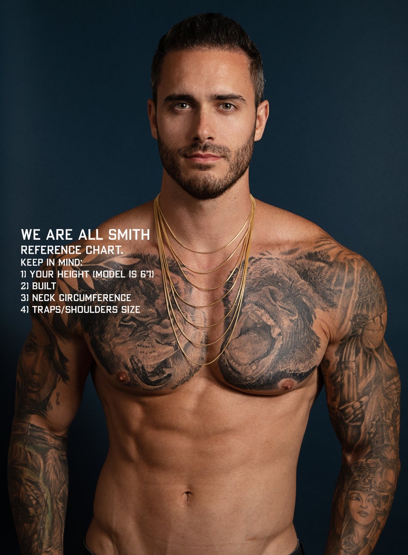 Puede incluir: Un hombre con tatuajes en el pecho y los brazos lleva varias cadenas de oro. El texto de la imagen dice "WE ARE ALL SMITH REFERENCE CHART. KEEP IN MIND: 1) YOUR HEIGHT (MODEL IS 6'1) 2) BUILT 3) NECK CIRCUMFERENCE 4) TRAPS/SHOULDERS SIZE"
