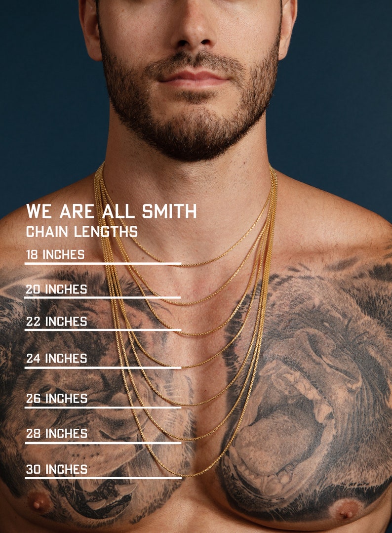 Puede incluir: Un hombre lleva una cadena de oro con diferentes longitudes, que van de 18 a 30 pulgadas. El texto "WE ARE ALL SMITH CHAIN LENGTHS" se muestra sobre la cadena.
