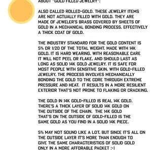 Puede incluir: Texto que explica la diferencia entre la joyer&iacute;a de oro macizo y la joyer&iacute;a de oro chapado. Indica que la joyer&iacute;a de oro chapado est&aacute; hecha con una capa gruesa de oro de 14 quilates unida a un n&uacute;cleo de lat&oacute;n, lo que da como resultado una pieza duradera y de larga duraci&oacute;n. El texto tambi&eacute;n menciona que el contenido de oro es del 5% o 1/20 del peso total.