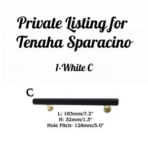 Puede incluir: Un tirador de mueble cilíndrico negro con soportes dorados. El texto dice: Private Listing for Tenaha Sparacino, 1-White C, C, L: 183 mm/7,2", H: 32 mm/1,3", Distancia entre agujeros: 128 mm/5,0". El tirador tiene una superficie texturizada.