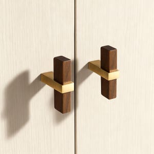 Pode incluir: Um conjunto de três canecas de cerâmica com acabamento salpicado e fosco. As canecas são em tons de creme, cinza claro e cinza escuro. Cada caneca tem um design simples e minimalista, perfeito para café ou chá.