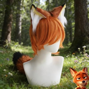 Op de afbeelding: Een cosplay set met een vos thema, inclusief een pruik, oren en staart. De pruik is oranje, de oren zijn bruin met witte en gele details. De staart is een mix van oranje, bruin en zwart. Gepresenteerd op een witte mannequin hoofd.