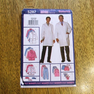 Peut inclure: Un patron de couture pour une blouse de laboratoire blanche à manches longues et fermeture boutonnée. Le patron est pour les tailles XS, S et M. Le patron est de Butterick et est intitulé "Professional Uniform Basics".
