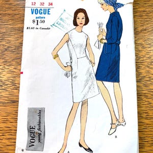 Peut inclure: Patron de couture vintage Vogue pour une robe, numéro de modèle 6757, taille 12, tour de poitrine 81 cm, tour de hanches 86 cm. Le patron est pour une robe blanche avec une ceinture bleue et une robe bleue avec une ceinture blanche. Le patron coûte 1,50 $.