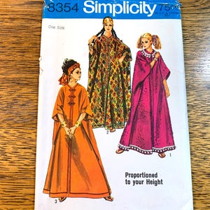 Peut inclure: Patron de couture Simplicity avec trois modèles de caftans illustrés sur la couverture. Les caftans sont présentés en orange, à motifs et en rose. Le patron est étiqueté "8354" et "Taille unique". Le texte "Proportionné à votre taille" est également visible.