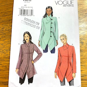 Peut inclure: Un patron de couture pour trois vestes différentes. Les vestes sont toutes asymétriques et ont un col qui se rabat. Les vestes sont présentées en rose, vert et marron.