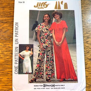 Peut inclure: Un patron de couture vintage pour vêtements pour femmes. Le patron présente un ensemble haut et pantalon à imprimé floral, une robe longue rouge et une robe blanche. Le patron est de taille 16 et comprend le logo "Jiffy knits".