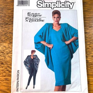 Peut inclure: Patron de couture Simplicity présentant une robe turquoise avec une cape assortie. Le patron comprend des instructions pour une robe et une veste séparée. Le texte "EASY TO SEW" et "FACILE A COUDRE" sont visibles.