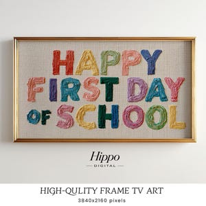Può includere: Un'opera d'arte digitale in una cornice dorata rettangolare con il testo HAPPY FIRST DAY OF SCHOOL in rilievo con pennellate testurizzate multicolori su uno sfondo neutro dall'aspetto intrecciato. Le lettere sono di colore rosso, giallo, verde, rosa e blu.