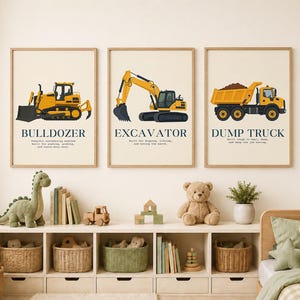 Pode incluir: Três quadros de parede com ilustrações de veículos de construção amarelos. O primeiro mostra um trator, o segundo uma escavadora e o terceiro um camião basculante. Cada quadro inclui o nome do veículo em negrito e uma curta frase descritiva.
