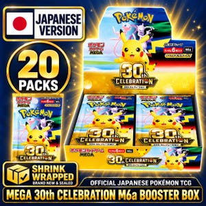 Puede incluir: Una caja de sobres Pokémon 30th Celebration M6a que contiene 20 paquetes. El empaque presenta a Pikachu, Mew y Mewtwo con la marca dorada 30th Celebration. La caja está envuelta en plástico y muestra el texto Japanese Version y Official Japanese Pokémon TCG.