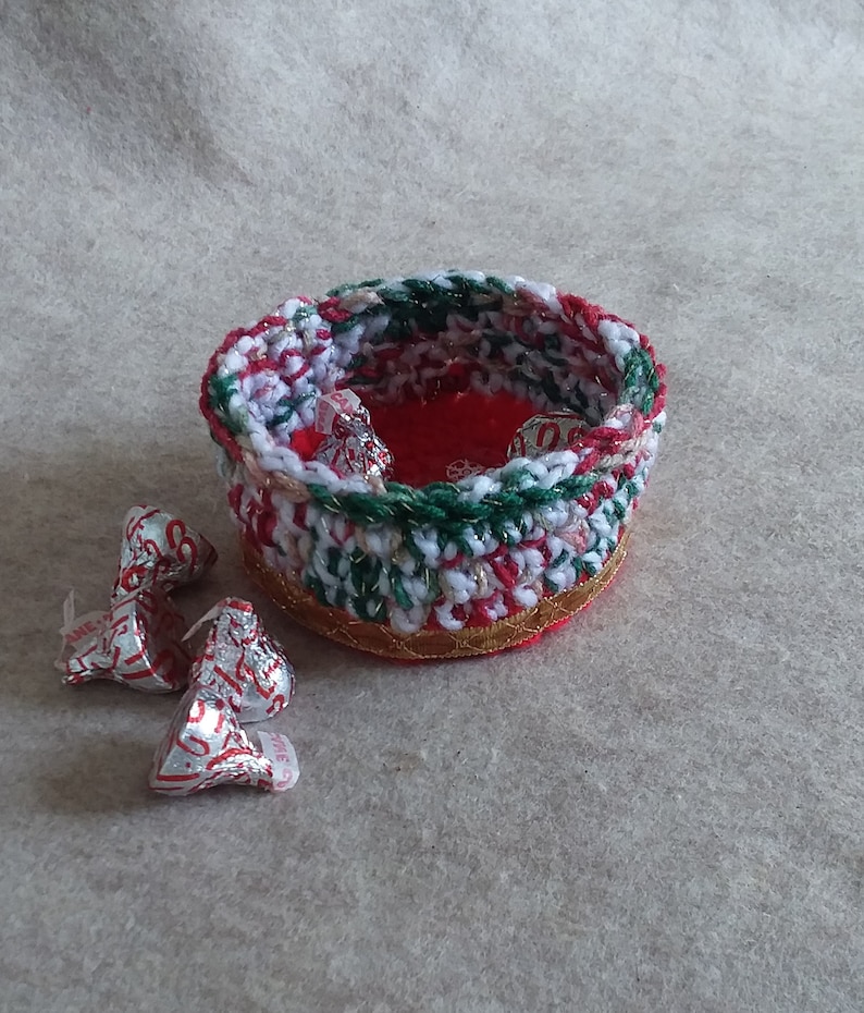 Christmas Yarn Candy Bowl w/Snoopy image 0