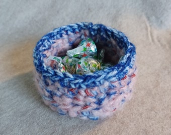 Red Blue White Yarn Candy Bowl w/heart