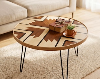 Tavolino rotondo in legno, rustico, fatto a mano, con decorazioni geometriche.