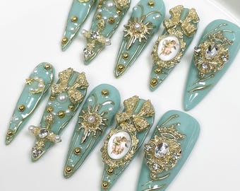 Uñas postizas de lujo color verde menta con dijes dorados – Uñas vintage barrocas con adornos 3D