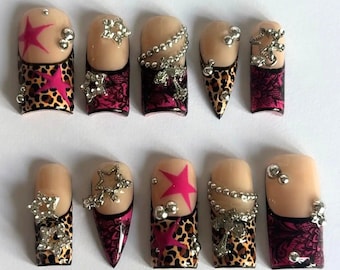Felroze sterluipaardpers op nagels | Y2K glamour, zilveren bedels