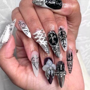Uñas postizas estilo gótico stiletto, juego de dijes con cruz negra y plateada con pinchos