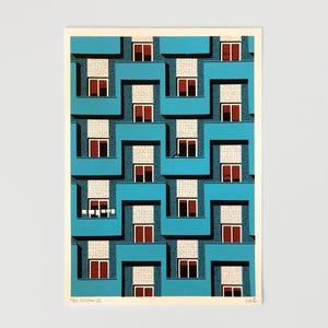 Könnte beinhalten: Ein rechteckiger Kunstdruck mit einem sich wiederholenden architektonischen Muster aus hellblauen Balkonen und weißen Wänden mit gepunkteter Textur. Das Design zeigt mehrere Fenster mit dunkelroten Fensterläden und eine kleine weiße Wäscheleine.