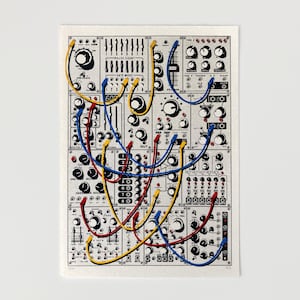 Puede incluir: Ilustración detallada de un sintetizador modular con numerosos botones, interruptores y cables de conexión. La obra presenta una paleta de colores en escala de grises con vibrantes cables amarillos, azules y rojos que conectan los diferentes componentes.