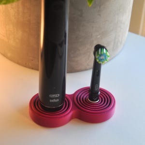 Uchwyt na szczoteczkę elektryczną Oral-B z tacką ociekową i stojakiem - śliwkowy