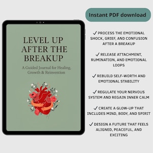 Könnte beinhalten: Digitaler Download eines geführten Journals mit dem Titel "Level Up After The Breakup". Das Cover zeigt eine rote Herzillustration mit floralen Akzenten auf einem salbeigrünen Hintergrund. Das Journal verspricht Hilfe bei Heilung, Wachstum und Neuerfindung.