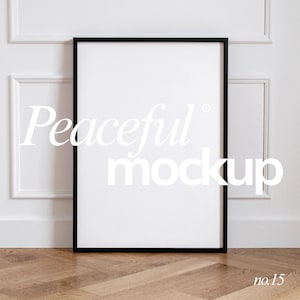 Puede incluir: Una maqueta de póster con marco negro con el texto "Peaceful mockup" en blanco. El póster está apoyado contra una pared blanca con molduras decorativas, sobre un suelo de madera. El número "no. 15" está en la esquina inferior derecha.