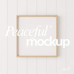 Puede incluir: Un marco de madera cuadrado con interior blanco, sobre un fondo blanco con paneles verticales. El texto "Peaceful mockup" se muestra en una fuente suave y elegante en el centro del marco. El número "no.21" está en la esquina inferior derecha.