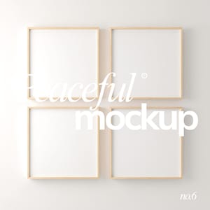 Könnte beinhalten: Vier quadratische Holzbilderrahmen mit weißen Innenräumen sind an einer weißen Wand angeordnet. Die Rahmen haben eine helle Holzoberfläche. Die Worte "Peaceful Mockup" sind in einer weißen, stilisierten Schriftart über den Rahmen angezeigt. Die Nummer "no.6" befindet sich in der unteren rechten Ecke.