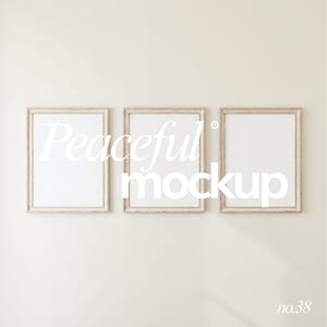 Könnte beinhalten: Drei gerahmte Kunst-Mockups mit weißen Leerzeichen für Kunstwerke oder Fotos. Die Rahmen haben eine helle Holzmaserung. Der Text "Peaceful mockup" ist auf die Rahmen gelegt. Die Nummer "no.38" befindet sich in der unteren rechten Ecke.