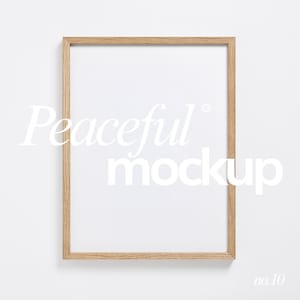Può includere: Una cornice quadrata in legno con interno bianco, su sfondo bianco. La cornice è di colore marrone chiaro. Le parole "Peaceful mockup" sono stampate in bianco sulla cornice. Il numero "no. 10" si trova nell'angolo in basso a destra.