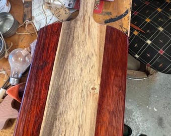 Tabla de cortar hecha de arce y padauk.