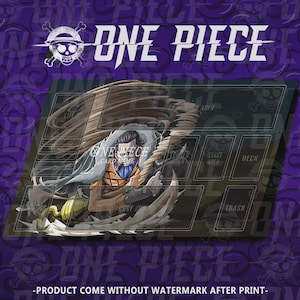 Könnte beinhalten: Eine rechteckige One Piece-Spielmatte mit violettem Hintergrund und wiederkehrendem Totenkopf-Logo. In der Mitte befindet sich die Illustration einer Figur mit dunklem Haar, Zigarre und beigem Outfit, umgeben von wirbelnden Sandeffekten.