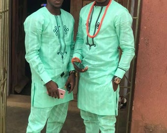 Ensemble caftan brodé pour homme : vêtements de marié pour mariage africain. Broderie numérique.